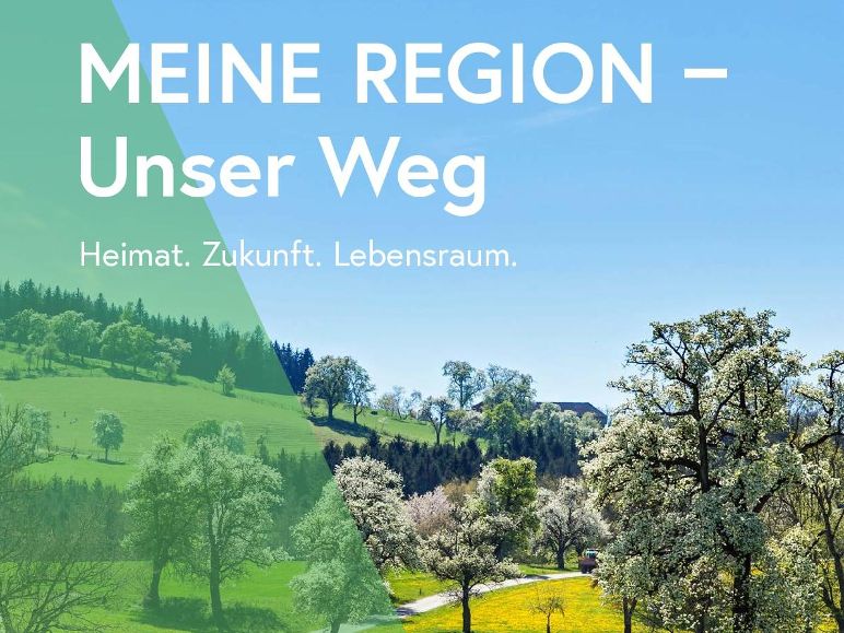 Landschaft mit Feldern und Bäumen - Schriftzug Meine Region - Unser Weg