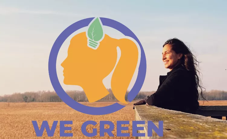 Frau vor dem We Green Logo