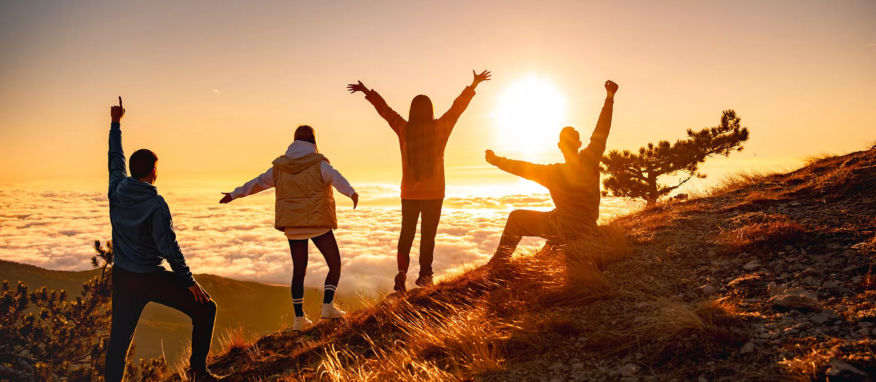 4 Personen schauen in den Sonnenuntergang