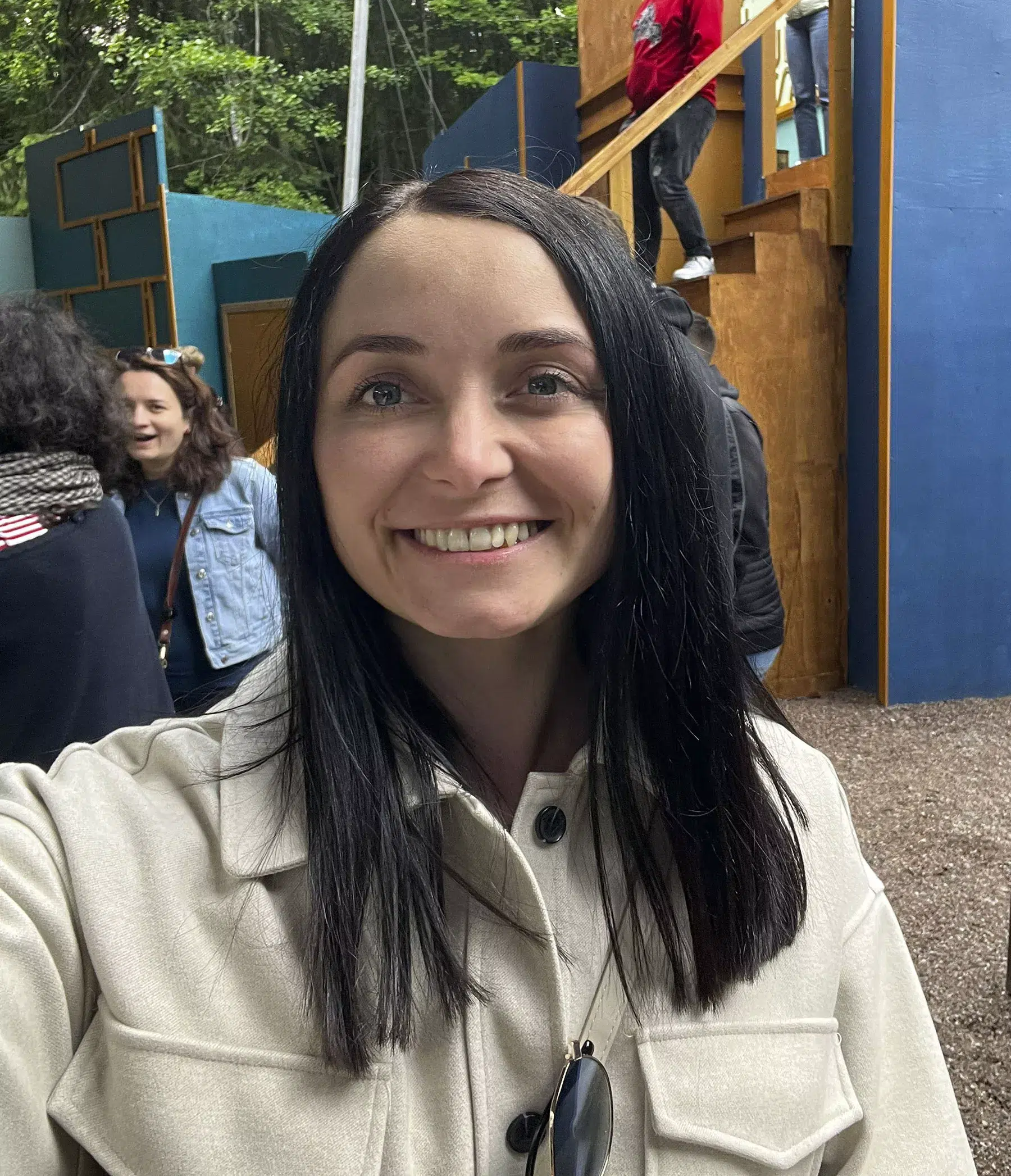 Lachende junge Frau