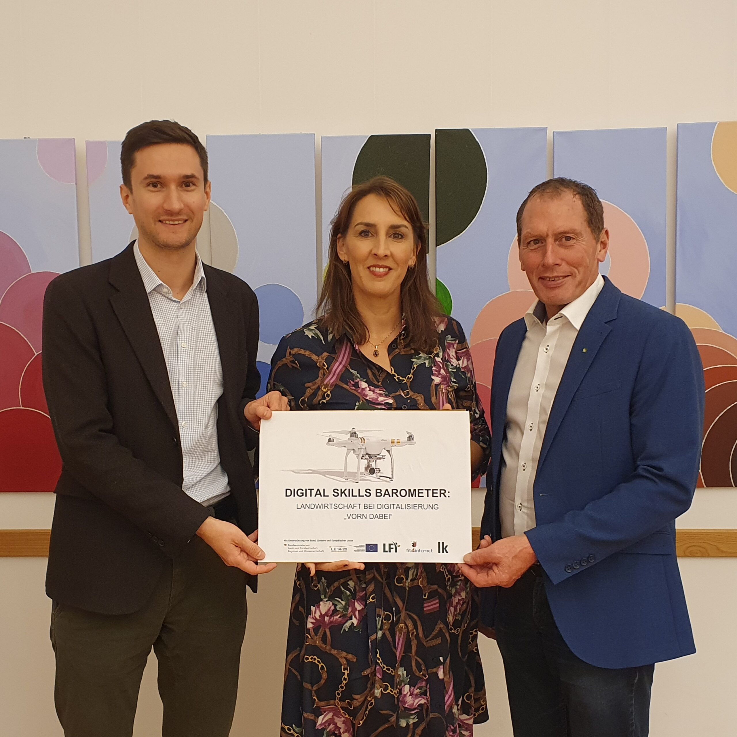 3 Personen mit dem Umfragebogen