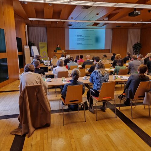 Menschen bei einer Tagung in einem Saal