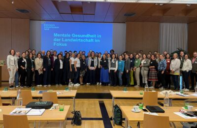 Gruppenfoto auf der Bühne in einem Saal
