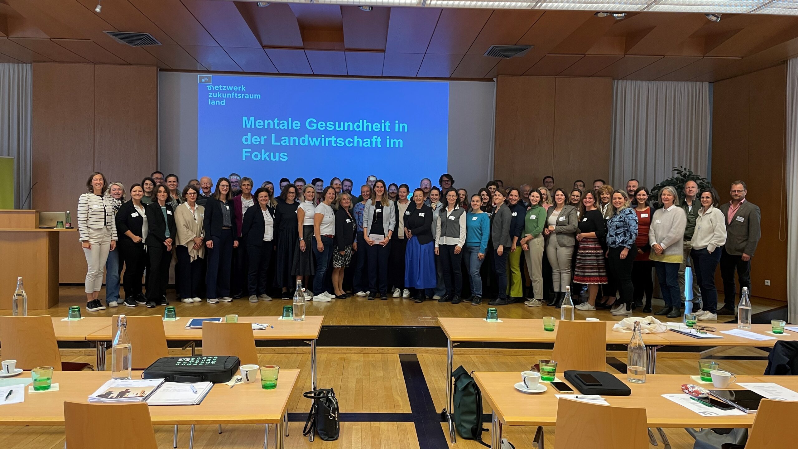 Gruppenfoto auf der Bühne in einem Saal