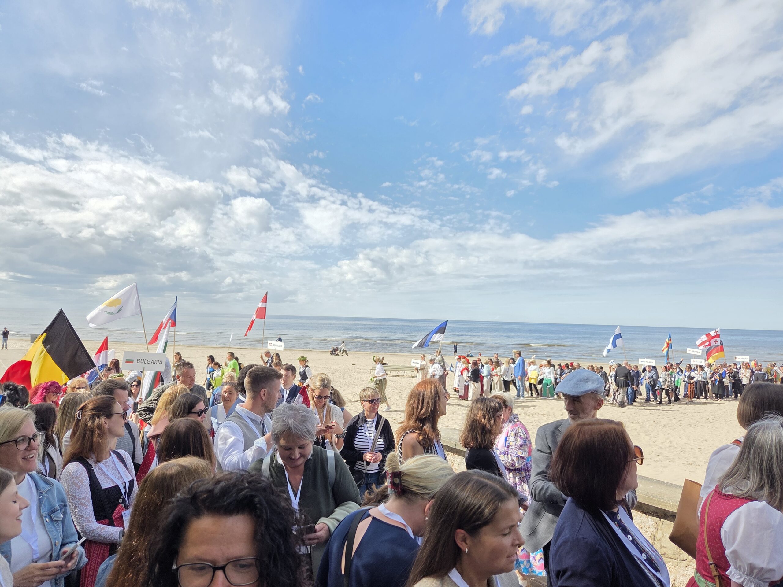 Teilnehmerinnen und Teilnehmer am Strand