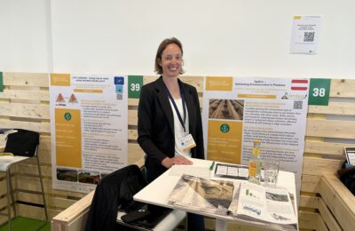 Christine Weinberger am Ausstellungsstand