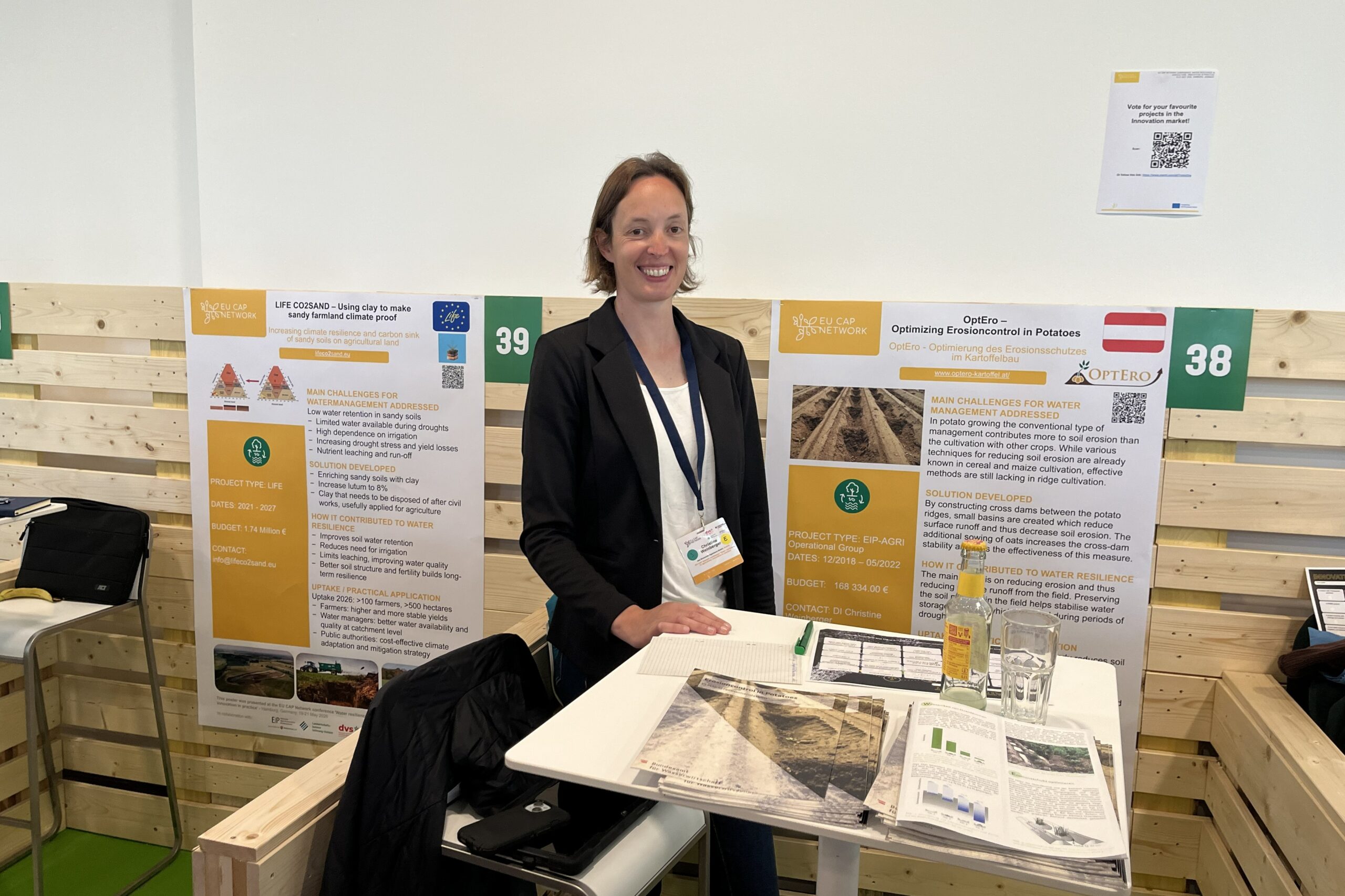 Christine Weinberger am Ausstellungsstand