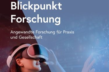 Frau mit VR-Brille - Titelbild des Magazins