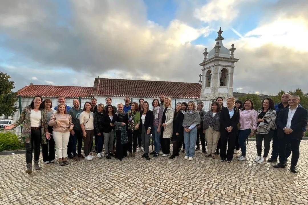 Gruppenbild der Teilnehmerinnen und Teilnehmer auf einem Platz vor der Kirche