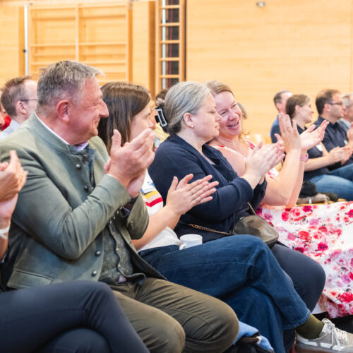 Zuhörer applaudieren