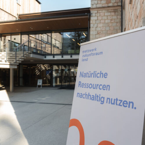Schild mit Titel der Veranstaltung vor der Halle